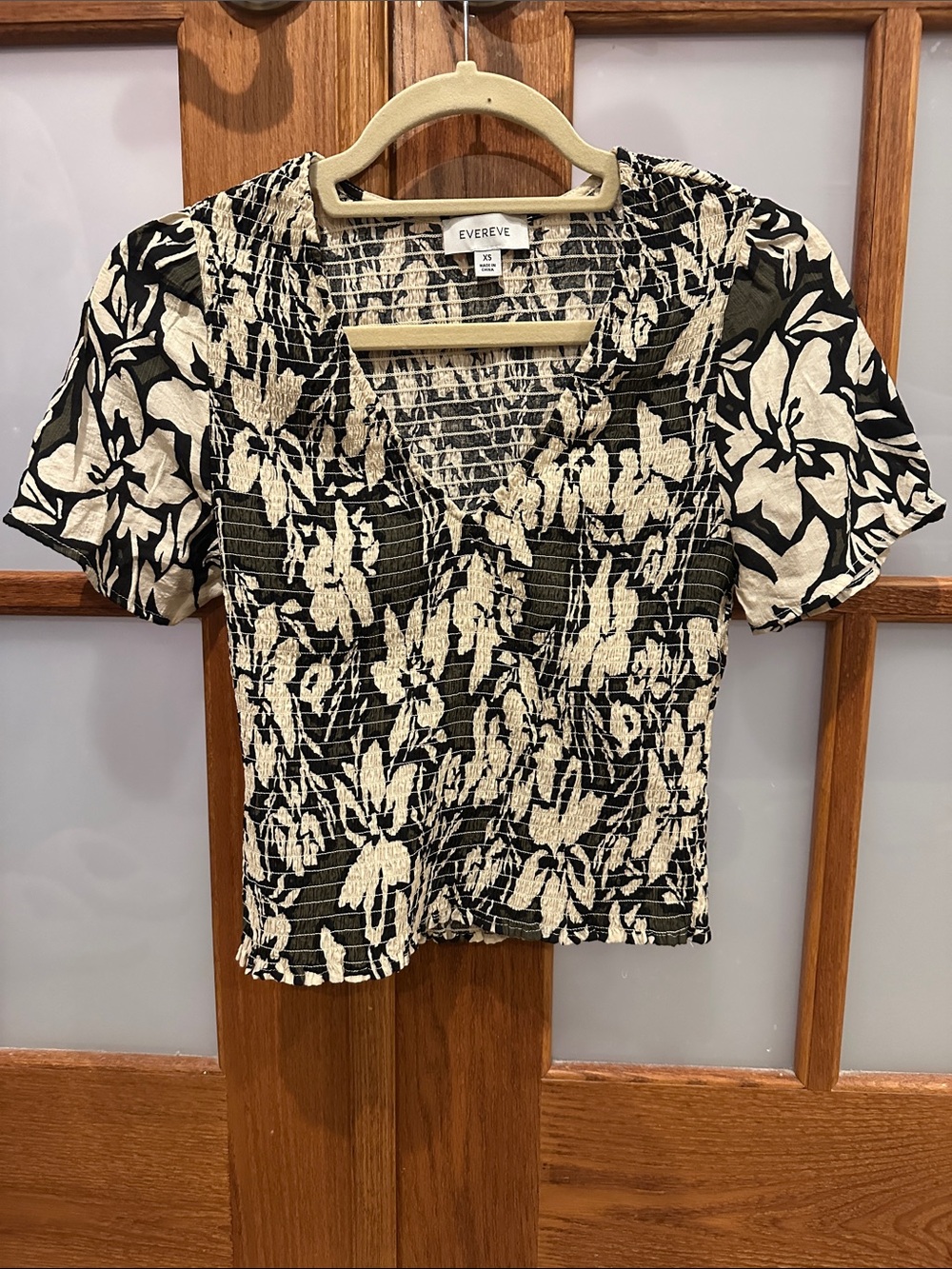 Evereve Black & Cream Floral Smocked V-Neck Crop Top